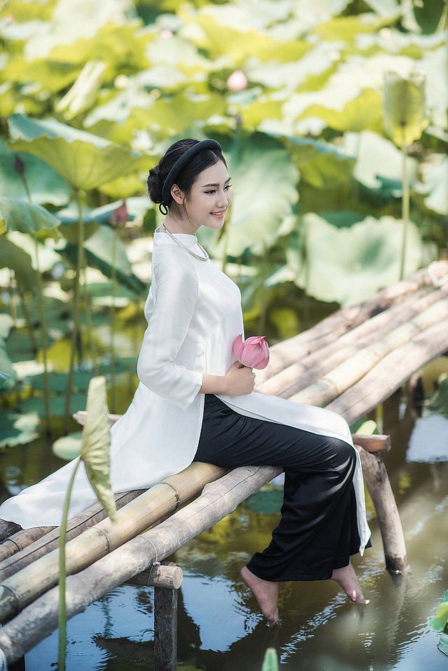 me-man-ve-dep-nu-tinh-cua-nang-huyen-trang-ben-hoa-sen (7)