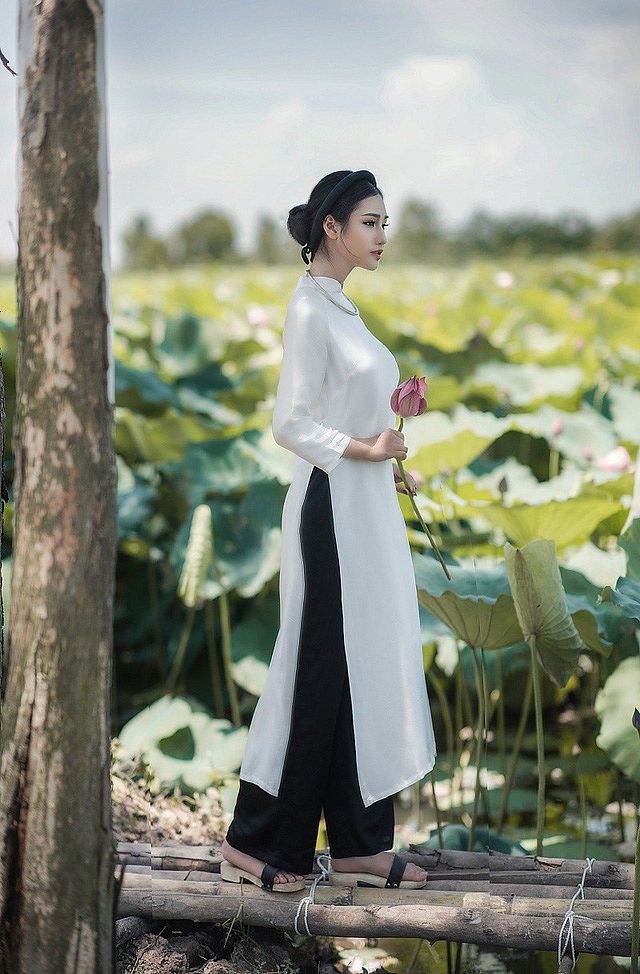 me-man-ve-dep-nu-tinh-cua-nang-huyen-trang-ben-hoa-sen (9)