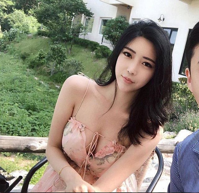 no-dom-dom-vi-mai-ngam-body-ruc-lua-cua-choi-somi (9)