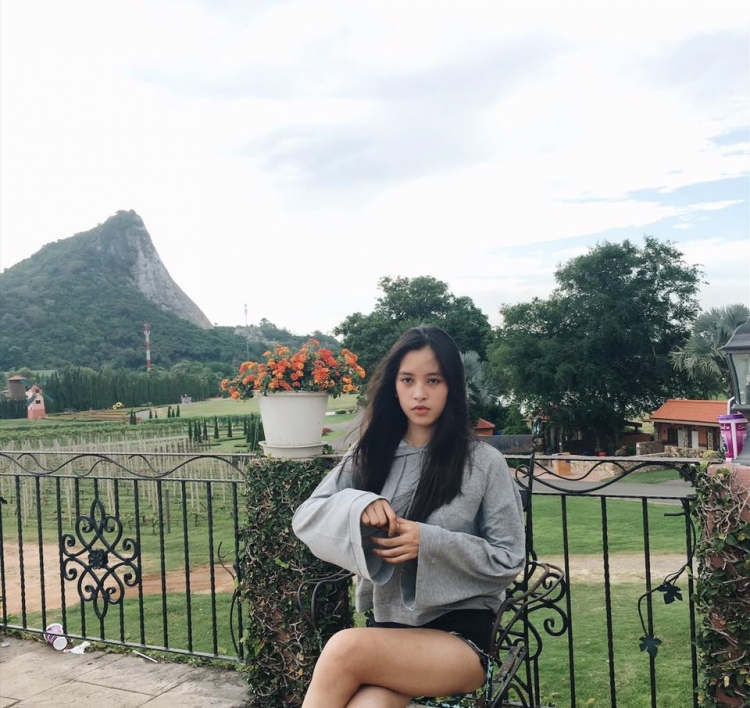 ngam-ve-dep-doi-thuong-tre-trung-cua-tan-hoa-hau-tran-tieu-vy (4)